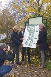 Übergabe der Schilder, v.l.n.r. Joachim Linnemann, Tim Großmann, Detlef Pauls (Foto: Konstantin Zigmann)