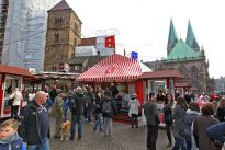 Reges Treiben vor der Gewinnausgabe der Bürgerpark-Tombola auf dem Liebfrauen Kirchhof.