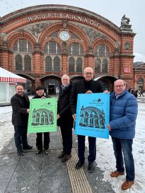 Das neue Losmotiv „Der Bremer Hauptbahnhof“ (v.l.n.r.): Gunnar Sgolik (1. Vorsitzender Förderverein Stadtgarten Vegesack e.V.),  Christof Steuer (1. Vorsitzender Knoops Park e.V.), Tim Großmann (Direktor Bürgerpark), Dr. Andreas Bovenschulte (Bürgermeister), Dietmar Hoppe (Geschäftsführer Bürgerpark-Tombola). Foto: Simone Tückmantel