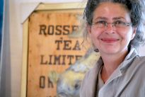 Künstlerin Sonja Schadwinkel unterrichtet den Maltreff im Bürgerpark