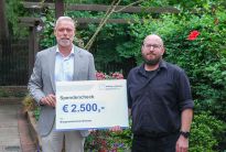 Spendenübergabe durch Herrn Zierman (rechts) von Hoßfeld + Martens an den Bürgerparkdirektor Tim Großmann (links)