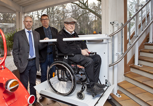 Erste Fahrt mit dem neuen Treppenlift der „Meierei“