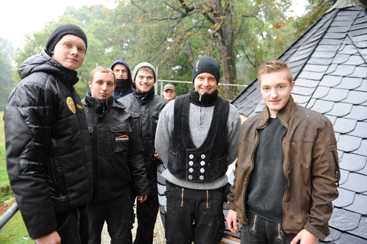 Nachhaltige Arbeit haben diese jungen Dachdeckerlehrlinge am Gerdes Pavillon geleistet.
