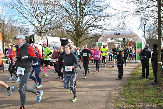 Startfeld des 37. AOK-Winterlauf durch den Bremer Bürgerpark