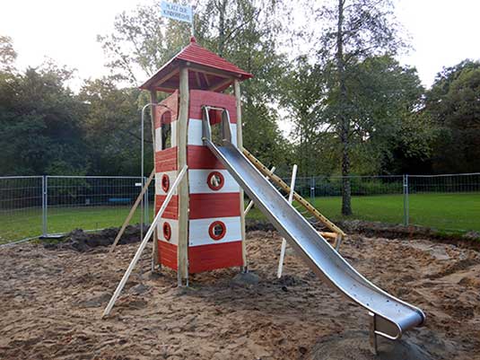 Leuchtturm für Kinderrechte auf der Spielwiese am Marcusbrunnen im Bürgerpark Leuchtturm für Kinderrechte auf der Spielwiese am Marcusbrunnen im Bürgerpark