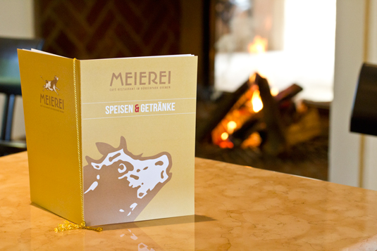 Speisekarte der Meierei mit Kamin
